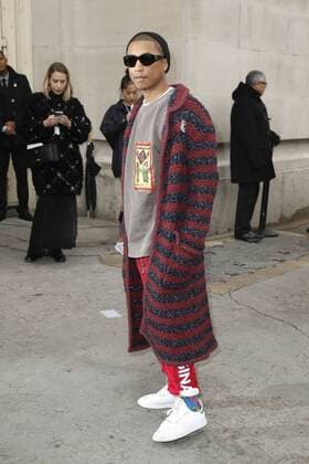 Pharell Williams CELEBRITIES : Ankunft zur Chanel Modenschau - Pret a Porter Automne Hiver - 07 03 2017 GwendolineLeGoff Panoramic 