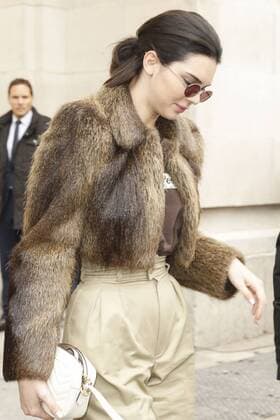 Kendall Jenner CELEBRITIES : Ankunft zur Chanel Modenschau - Pret a Porter Automne Hiver - 07 03 2017 GwendolineLeGoff Panoramic 