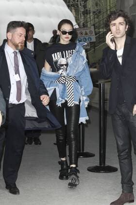 Gigi Hadid CELEBRITIES : Ankunft zur Chanel Modenschau - Pret a Porter Automne Hiver - 07 03 2017 GwendolineLeGoff Panoramic 