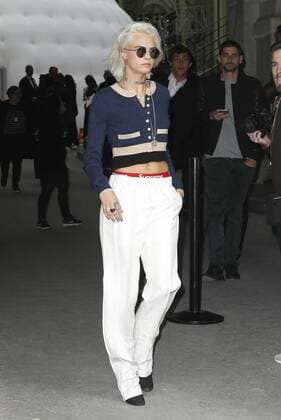 Cara Delevingne CELEBRITIES : Ankunft zur Chanel Modenschau - Pret a Porter Automne Hiver - 07 03 2017 GwendolineLeGoff Panoramic 