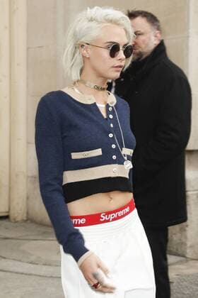 Cara Delevingne CELEBRITIES : Ankunft zur Chanel Modenschau - Pret a Porter Automne Hiver - 07 03 2017 GwendolineLeGoff Panoramic 