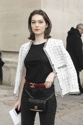 Anamaria Vartolomei CELEBRITIES : Ankunft zur Chanel Modenschau - Pret a Porter Automne Hiver - 07 03 2017 GwendolineLeGoff Panoramic 