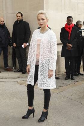Pom Klementieff CELEBRITIES : Ankunft zur Chanel Modenschau - Pret a Porter Automne Hiver - 07 03 2017 GwendolineLeGoff Panoramic 