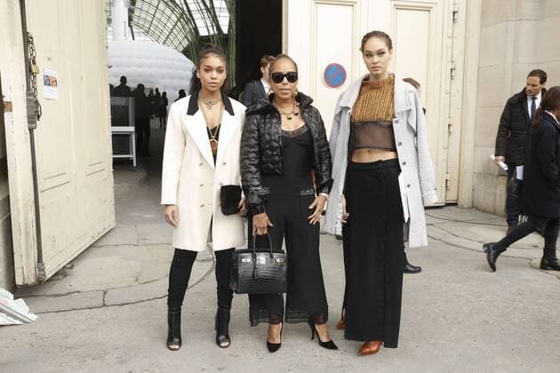 Marjory Woods Harvey mit Lori Harvey CELEBRITIES : Ankunft zur Chanel Modenschau - Pret a Porter Automne Hiver - 07 03 2017 GwendolineLeGoff Panoramic 