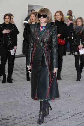 Paris Fashion Week - Gäste der Louis Vuitton Show Anna Wintour CELEBRITIES : Ankunft zur Louis Vuitton Modenschau - Pret a Porter Automne Hiver - 07 03 2017 GwendolineLeGoff Panoramic 
