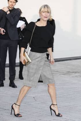 Paris Fashion Week - Gäste der Louis Vuitton Show Marina Fois CELEBRITIES : Ankunft zur Louis Vuitton Modenschau - Pret a Porter Automne Hiver - 07 03 2017 GwendolineLeGoff Panoramic 
