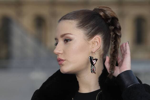 Paris Fashion Week - Gäste der Louis Vuitton Show Adele Exarchopoulos CELEBRITIES : Ankunft zur Louis Vuitton Modenschau - Pret a Porter Automne Hiver - 07 03 2017 GwendolineLeGoff Panoramic 
