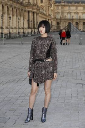Paris Fashion Week - Gäste der Louis Vuitton Show Bae Doona CELEBRITIES : Ankunft zur Louis Vuitton Modenschau - Pret a Porter Automne Hiver - 07 03 2017 GwendolineLeGoff Panoramic 
