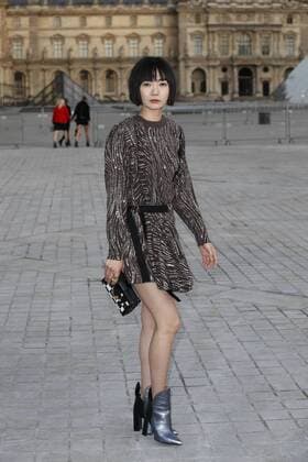 Paris Fashion Week - Gäste der Louis Vuitton Show Bae Doona CELEBRITIES : Ankunft zur Louis Vuitton Modenschau - Pret a Porter Automne Hiver - 07 03 2017 GwendolineLeGoff Panoramic 