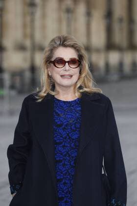 Paris Fashion Week - Gäste der Louis Vuitton Show Catherine Deneuve CELEBRITIES : Ankunft zur Louis Vuitton Modenschau - Pret a Porter Automne Hiver - 07 03 2017 GwendolineLeGoff Panoramic 