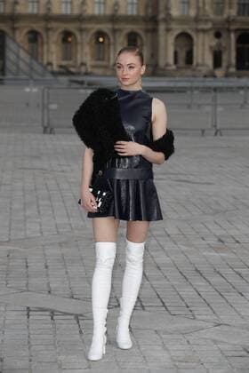 Paris Fashion Week - Gäste der Louis Vuitton Show Sophie Turner CELEBRITIES : Ankunft zur Louis Vuitton Modenschau - Pret a Porter Automne Hiver - 07 03 2017 GwendolineLeGoff Panoramic 