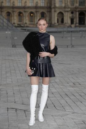 Paris Fashion Week - Gäste der Louis Vuitton Show Sophie Turner CELEBRITIES : Ankunft zur Louis Vuitton Modenschau - Pret a Porter Automne Hiver - 07 03 2017 GwendolineLeGoff Panoramic 