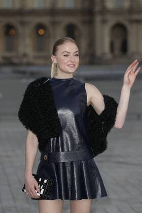 Paris Fashion Week - Gäste der Louis Vuitton Show Sophie Turner CELEBRITIES : Ankunft zur Louis Vuitton Modenschau - Pret a Porter Automne Hiver - 07 03 2017 GwendolineLeGoff Panoramic 