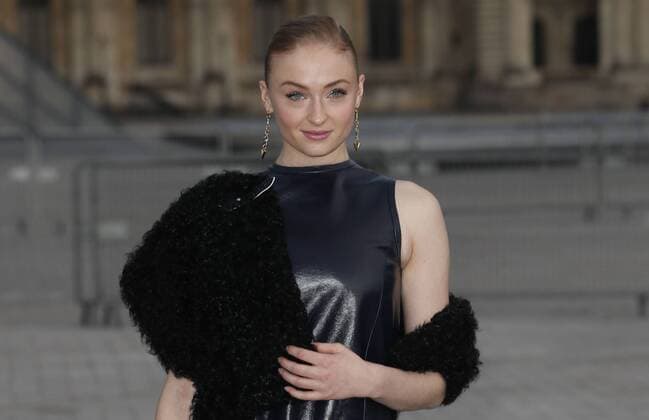 Paris Fashion Week - Gäste der Louis Vuitton Show Sophie Turner CELEBRITIES : Ankunft zur Louis Vuitton Modenschau - Pret a Porter Automne Hiver - 07 03 2017 GwendolineLeGoff Panoramic 