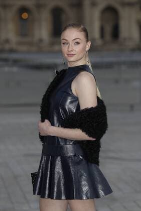 Paris Fashion Week - Gäste der Louis Vuitton Show Sophie Turner CELEBRITIES : Ankunft zur Louis Vuitton Modenschau - Pret a Porter Automne Hiver - 07 03 2017 GwendolineLeGoff Panoramic 