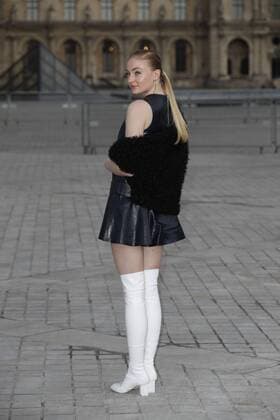 Paris Fashion Week - Gäste der Louis Vuitton Show Sophie Turner CELEBRITIES : Ankunft zur Louis Vuitton Modenschau - Pret a Porter Automne Hiver - 07 03 2017 GwendolineLeGoff Panoramic 