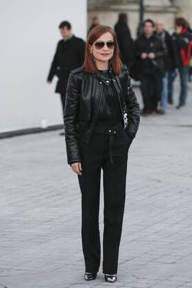 Paris Fashion Week - Gäste der Louis Vuitton Show Isabelle Huppert CELEBRITIES : Ankunft zur Louis Vuitton Modenschau - Pret a Porter Automne Hiver - 07 03 2017 GwendolineLeGoff Panoramic 