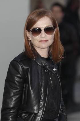 Paris Fashion Week - Gäste der Louis Vuitton Show Isabelle Huppert CELEBRITIES : Ankunft zur Louis Vuitton Modenschau - Pret a Porter Automne Hiver - 07 03 2017 GwendolineLeGoff Panoramic 