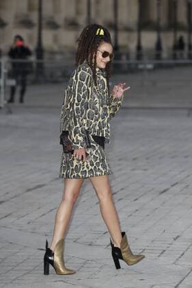 Paris Fashion Week - Gäste der Louis Vuitton Show Sasha Lane CELEBRITIES : Ankunft zur Louis Vuitton Modenschau - Pret a Porter Automne Hiver - 07 03 2017 GwendolineLeGoff Panoramic 