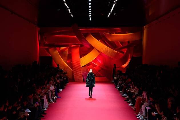(170307) -- PARIS, March 7, 2017 -- A model presents a creation of Shiatzy Chen during the Women s Ready-to-Wear Fall Winter 2017 2018 fashion week in Paris, France, on March 7, 2017. ) FRANCE-PARIS-FASHION WEEK-SHIATZY CHEN ChenxYichen 