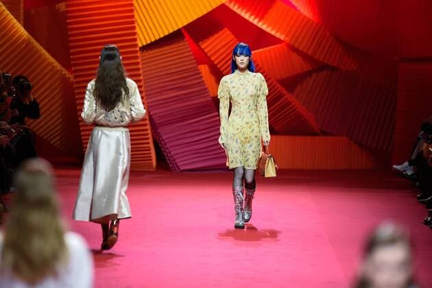 (170307) -- PARIS, March 7, 2017 -- Models present creations of Shiatzy Chen during the Women s Ready-to-Wear Fall Winter 2017 2018 fashion week in Paris, France, on March 7, 2017. ) FRANCE-PARIS-FASHION WEEK-SHIATZY CHEN ChenxYichen 