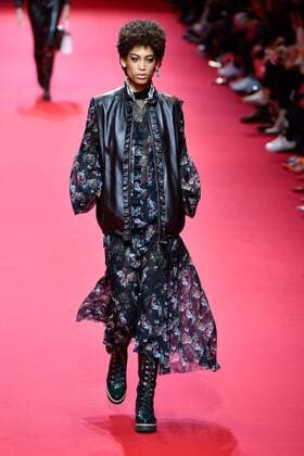 (170307) -- PARIS, March 7, 2017 -- A model presents a creation of Shiatzy Chen during the Women s Ready-to-Wear Fall Winter 2017 2018 fashion week in Paris, France, on March 7, 2017. ) FRANCE-PARIS-FASHION WEEK-SHIATZY CHEN ChenxYichen 