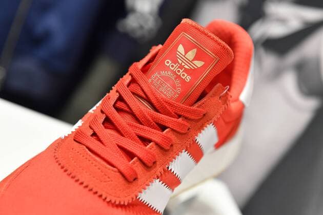 Feature,Randmotiv,Schuh,Sportschuh mit den Drei Streifen,die Marke mit den 3 Streifen, Adidas Bilanz Pressekonferenz am 08.03.2017 in Herzogenaurach. Sportartikelhersteller,Lifestyle Marke,Brand.