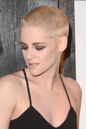 Kristen Stewart mit blonder Kurzhaarfrisur bei Filmpremiere Personal Shopper in LA LOS ANGELES - MAR 7: Kristen Stewart at the Personal Shopper Premiere at the Carondelet House on March 7, 2017 in Los Angeles, CA  Copyright: xHPAx xIPAx xHutchinsxPhotox