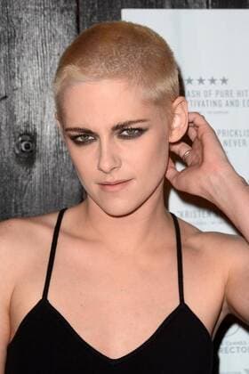 Kristen Stewart mit blonder Kurzhaarfrisur bei Filmpremiere Personal Shopper in LA LOS ANGELES - MAR 7: Kristen Stewart at the Personal Shopper Premiere at the Carondelet House on March 7, 2017 in Los Angeles, CA  Copyright: xHPAx xIPAx xHutchinsxPhotox