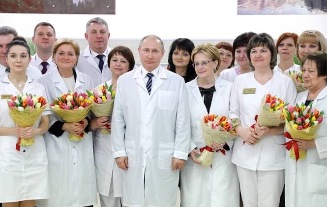 Bilder des Tages BRYANSK, RUSSIA - MARCH 8, 2017: Russia s deputy prime minister Olga Golodets (2nd L front), president Vladimir Putin (C), health minister Veronika Skvortsova (3rd R front), and medical staff workers pose for a group photograph at a new perinatal centre at No.1 Bryansk City Hospital. Mikhail Metzel TASS  TS0439AB