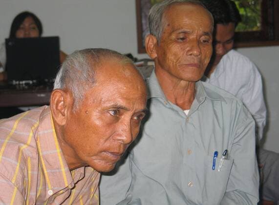 Feb. 20, 2007 - U.S. - Chum Mey, front, and Bou Meng, two of three remaining survivors of Tuol Sleng, listen to one of the prison s former torturers describe his work, October 3, 2006, in Phnom Penh, Cambodia. Tuol Sleng was a prison where the Khmer Rouge held, tortured and killed 14,000 Cambodians. ( Philadelphia Inquirer MCT) - ZUMAm67_ 20070220_baf_m67_072 Copyright: xTroyxGrahamx