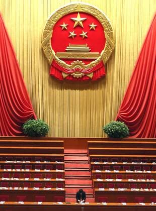 Volkskongress in Peking A Chinese official places papers at President Xi Jinping s seat ahead of the 2nd plenary session of the 12th National People s Congress (NPC) being held at the Great Hall of the People in Beijing on March 8, 2017. China s top diplomat Foreign Minister Wang Yi has warned that the United States and North Korea are set for a head-on collision with neither side willing to give way.  PEK2017030812 STEPHENxSHAVER