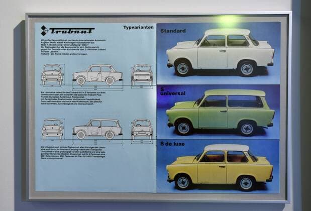 Deutschland, Bonn, 09.03.2017 Ausstellung im Haus der Geschichte: Geliebt, Gebraucht, Gehasst. Die Deutschen und ihre Autos Foto: die Broschuere von 1985 zeigt: Die Modellpalette des Trabants P 601 umfasst lediglich Limousine und Kombi Ausstellung: Geliebt, Gebraucht, Gehasst. Die Deutschen und ihre Autos