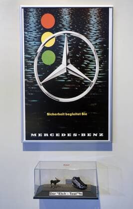 Deutschland, Bonn, 09.03.2017 Ausstellung im Haus der Geschichte: Geliebt, Gebraucht, Gehasst. Die Deutschen und ihre Autos Foto: Reklame von Mercedes-Benz: Sicherheit begleitet Sie , darunter eine Skulptur vom Elch-Test Ausstellung: Geliebt, Gebraucht, Gehasst. Die Deutschen und ihre Autos