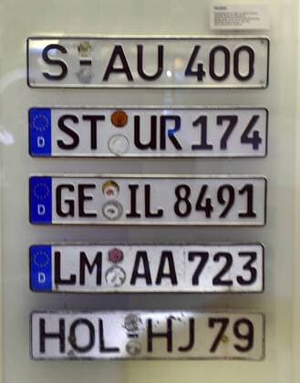 Deutschland, Bonn, 09.03.2017 Ausstellung im Haus der Geschichte: Geliebt, Gebraucht, Gehasst. Die Deutschen und ihre Autos Foto: Nummernschilder die Worte ergeben Ausstellung: Geliebt, Gebraucht, Gehasst. Die Deutschen und ihre Autos