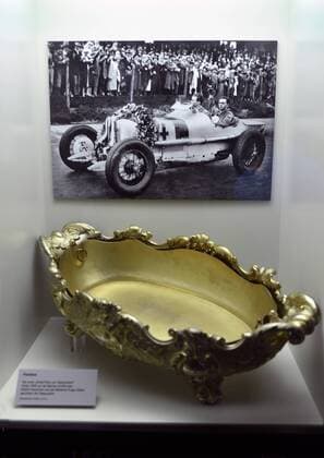 Deutschland, Bonn, 09.03.2017 Ausstellung im Haus der Geschichte: Geliebt, Gebraucht, Gehasst. Die Deutschen und ihre Autos Foto: Der erste große Preis von Deutschland findet 1926 auf der Berliner Avus statt. Rudolf Caracciola und sein Beifahrer Eugen Salzer gewinnen den Siegerpokal Ausstellung: Geliebt, Gebraucht, Gehasst. Die Deutschen und ihre Autos