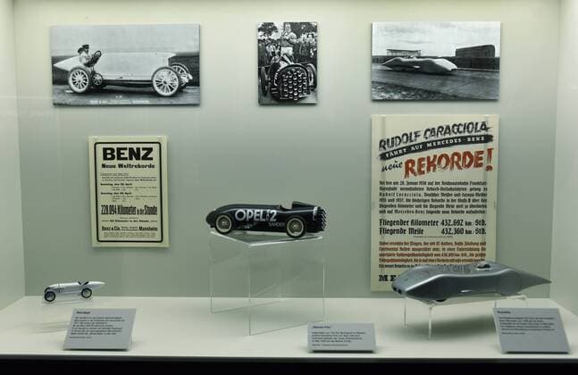 Deutschland, Bonn, 09.03.2017 Ausstellung im Haus der Geschichte: Geliebt, Gebraucht, Gehasst. Die Deutschen und ihre Autos Foto: Rekorde rund um das Auto: Am 28.Januar 1938 auf der Reichsautobahn Frankfurt-Darmstadt gelang es Rudolf Caracciola auf dem fliegenden Kilometer 432,692 km Std. Ausstellung: Geliebt, Gebraucht, Gehasst. Die Deutschen und ihre Autos
