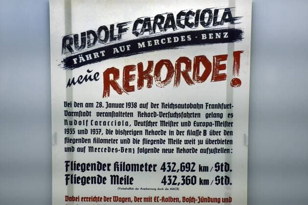 Deutschland, Bonn, 09.03.2017 Ausstellung im Haus der Geschichte: Geliebt, Gebraucht, Gehasst. Die Deutschen und ihre Autos Foto: Rekorde rund um das Auto: Am 28.Januar 1938 auf der Reichsautobahn Frankfurt-Darmstadt gelang es Rudolf Caracciola auf dem fliegenden Kilometer 432,692 km Std. Ausstellung: Geliebt, Gebraucht, Gehasst. Die Deutschen und ihre Autos