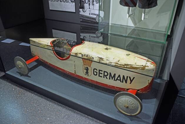 Deutschland, Bonn, 09.03.2017 Ausstellung im Haus der Geschichte: Geliebt, Gebraucht, Gehasst. Die Deutschen und ihre Autos Foto: Peter Kalinowski aus Berlin, nimmt in dieser Seifenkiste 1951 an der Bundesmeisterschaft teil, gewinnt und reist 1952 zu einem internationalen Seifenkistenrennen in die USA. Ausstellung: Geliebt, Gebraucht, Gehasst. Die Deutschen und ihre Autos