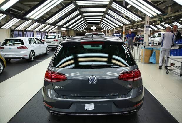 Wolfsburg, Deutschland. 09.03.2017, Volkswagen Fertigung Standort Wolfsburg, Lichttunnel, Endkontrolle, Endabnahme,