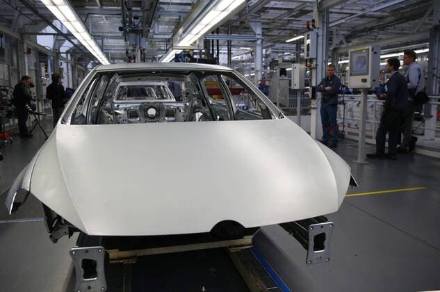 Wolfsburg, Deutschland. 09.03.2017, Volkswagen Fertigung Standort Wolfsburg, Karosserie-Fertigung, Montage Anbauteile, VW Golf 7 Facelift.