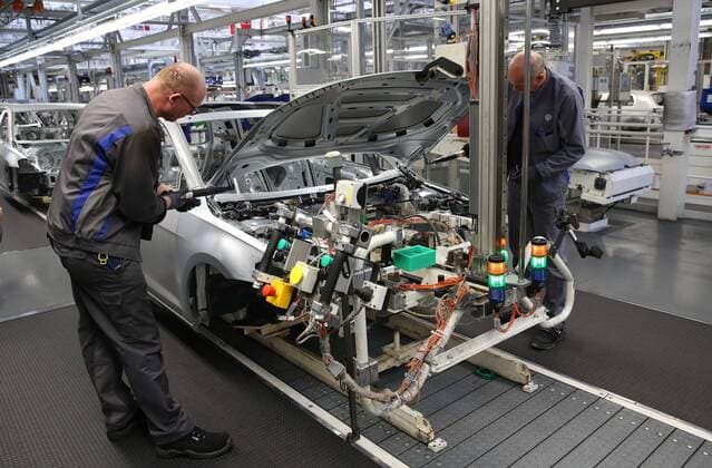 Wolfsburg, Deutschland. 09.03.2017, Volkswagen Fertigung Standort Wolfsburg, Karosserie-Fertigung, Montage Anbauteile, VW Golf 7 Facelift.