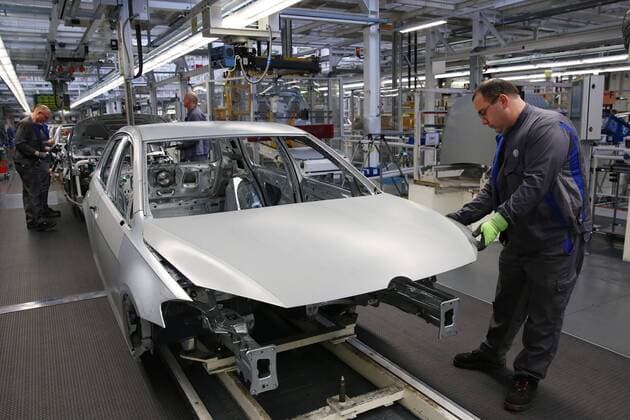 Wolfsburg, Deutschland. 09.03.2017, Volkswagen Fertigung Standort Wolfsburg, Karosserie-Fertigung, Montage Anbauteile, VW Golf 7 Facelift.