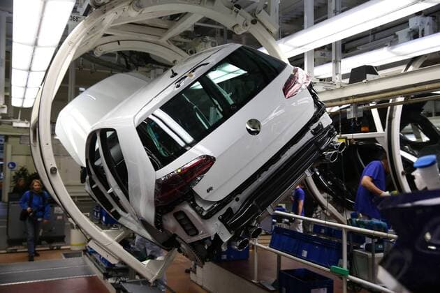 Wolfsburg, Deutschland. 09.03.2017, Volkswagen Fertigung Standort Wolfsburg, Montagehalle Drehgehänge, VW Motorbezeichnung R Line