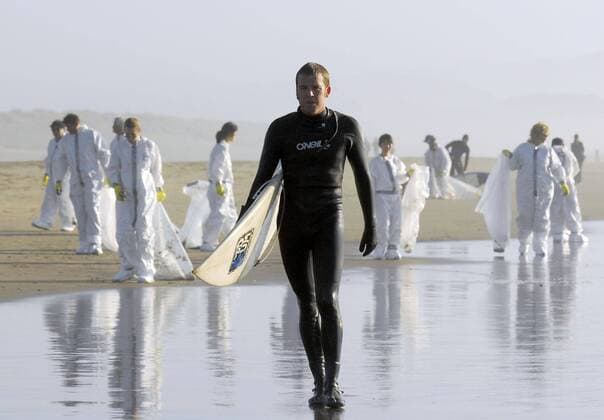 Dec. 12, 2007 - Skot Croshere, of San Francisco, California, couldn t resist the weather or the waves at Ocean Beach, California, Monday, November 12, 2007. But as the first group of volunteers worked on oil-spill cleanup, he decided to head home. ( Contra Costa Times MCT) - ZUMAm67_ 20071212_baf_m67_005 Copyright: xJoannaxJhandax