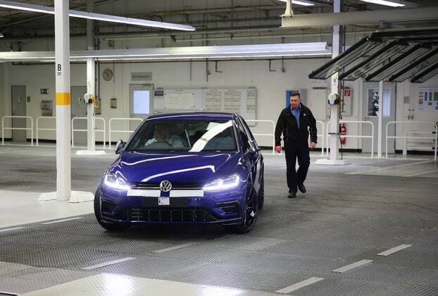 Wolfsburg, Deutschland. 09.03.2017, Volkswagen Fertigung Standort Wolfsburg, Lichttunnel, Endkontrolle, Endabnahme, VW Golf 7 mit LED Scheinwerfer