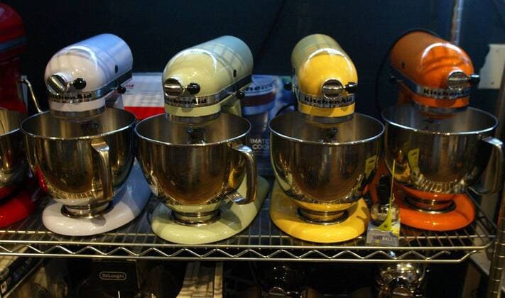 IMAGO Creative: Haushaltsgeräte - Küchenmaschine Sept. 2, 2008 - KitchenAid mixers, which come in myriad colors, rank high on gift-registry lists year after year. ( Seattle Times MCT) - ZUMAm67_ 20080902_baf_m67_010 Copyright: xGregxGilbertx