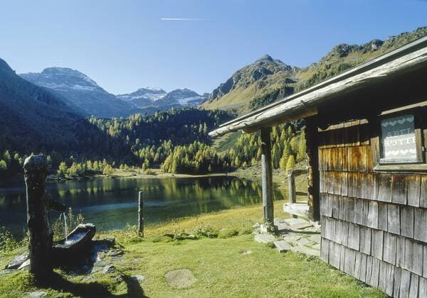 Huette und Brunnen an Bergsee, Niedere Tauern, Steiermark, Oesterreich Copyright: xMEVx ALLMVMEV83029