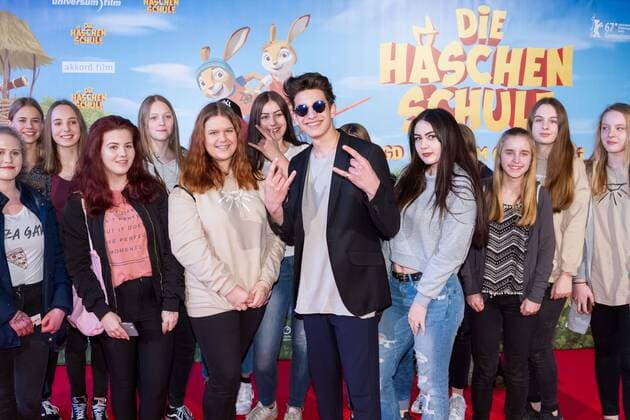 Noah Levi mit Fans auf dem Roten Teppich von der Filmpremiere von Die Häschenjagd-Jagd nach dem Goldenen Ei am 11.03.2017 im Cinenova in Köln. Die Häschenjagd-Jagd nach dem Goldenen Ei am 11.03.2017