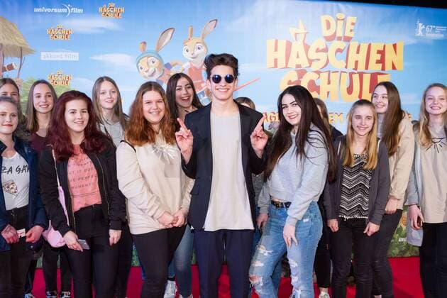 Noah Levi mit Fans auf dem Roten Teppich von der Filmpremiere von Die Häschenjagd-Jagd nach dem Goldenen Ei am 11.03.2017 im Cinenova in Köln. Die Häschenjagd-Jagd nach dem Goldenen Ei am 11.03.2017